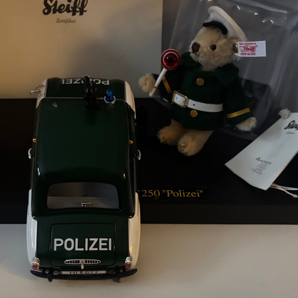 Revell Steiff Green 'Polizei' Toy Car & Bear Set - Picture 9 of 15
